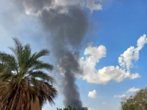 شاهد بالصورة  .. أعمدة دخان عالية بالخرطوم