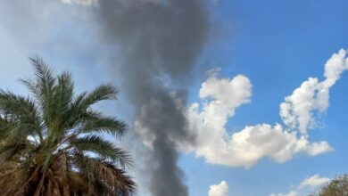 شاهد بالصورة .. أعمدة دخان عالية بالخرطوم