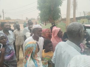 والي الخرطوم يزور سكان بانت شرق