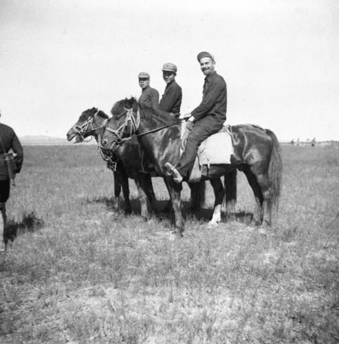 في الصورة الأرشيفية الملتقطة عام 1936، الصحفي الأمريكي إدغار سنو (الأول من اليمين) في رحلة لإجراء لقاءات صحفية في المناطق الشمالية من مقاطعة شنشي بشمال غربي الصين. (شينخوا)