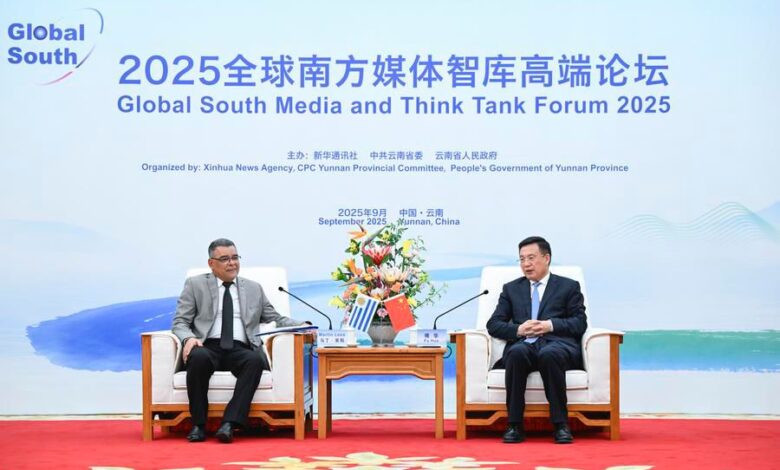 في الصورة الملتقطة يوم 5 سبتمبر 2025، فو هوا، رئيس وكالة أنباء ((شينخوا)) يجتمع مع مارتن أليخاندرو ليس ليما، مدير المكتب الإعلامي للقصر الرئاسي في أوروجواي، الذي جاء إلى الصين لحضور منتدى وسائل الإعلام ومراكز البحوث بالجنوب العالمي 2025، المنعقد في كونمينغ، حاضرة مقاطعة يوننان جنوب غربي الصين. (شينخوا)