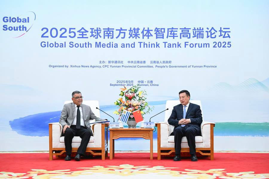 في الصورة الملتقطة يوم 5 سبتمبر 2025، فو هوا، رئيس وكالة أنباء ((شينخوا)) يجتمع مع مارتن أليخاندرو ليس ليما، مدير المكتب الإعلامي للقصر الرئاسي في أوروجواي، الذي جاء إلى الصين لحضور منتدى وسائل الإعلام ومراكز البحوث بالجنوب العالمي 2025، المنعقد في كونمينغ، حاضرة مقاطعة يوننان جنوب غربي الصين. (شينخوا)