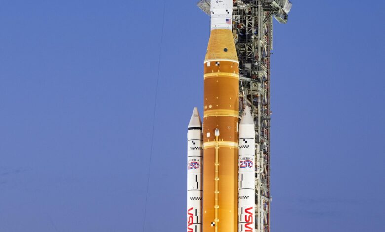 ناسا تطلق صاروخ أرتميس 2 في رحلة تاريخية حول القمر لأول مرة منذ 50 عاماً. تعرف على موعد الإطلاق وتفاصيل طاقم المهمة التي تمهد الطريق للوصول إلى المريخ