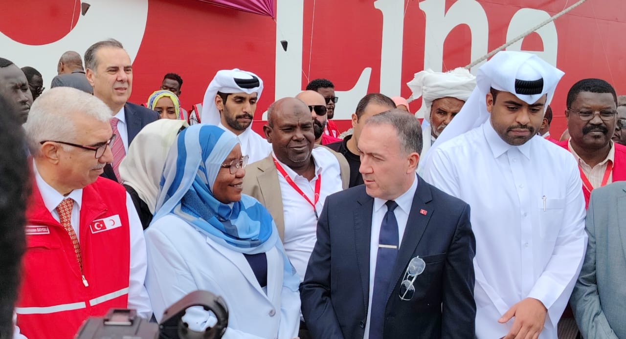 بورتسودان تستقبل سفينة مساعدات قطرية تركية مشتركة لدعم النازحين في 13 ولاية. ​شراكة إنسانية بين الدوحة وأنقرة: