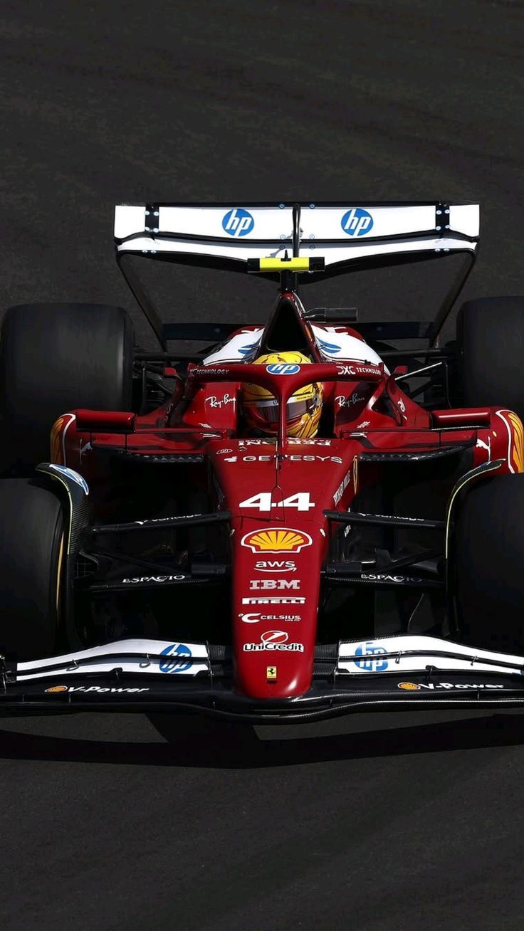 لويس هاميلتون يقود سيارة فيراري SF-26 على حلبة بارسياتالونيا