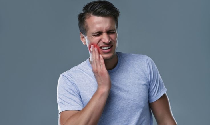 الألم ينبع من إجهاد عضلات المضغ التي تعمل بلا توقف في أثناء الضغط أو الطحن (غيتي)