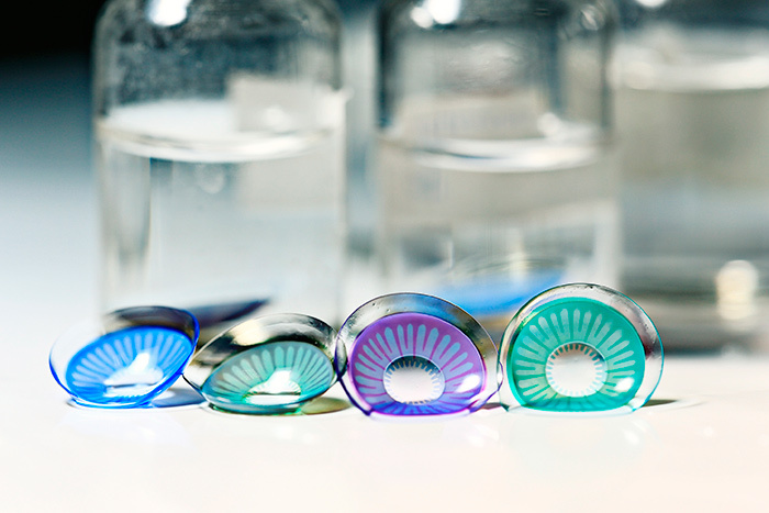 ارتداء العدسات اللاصقة الملونة المشتراة من الأسواق قد يسبب قرحة القرنية وفقدان البصر الدائم