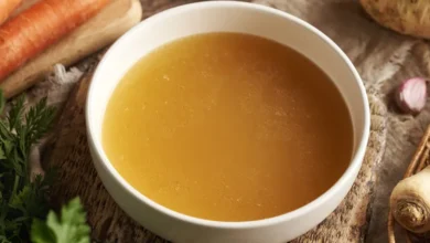 مصادر طبيعية وصناعية لـ مادة الجيلاتين تشمل مرق العظام والحلويات الهلامية"