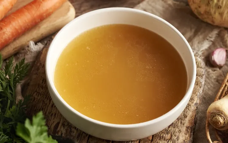 مصادر طبيعية وصناعية لـ مادة الجيلاتين تشمل مرق العظام والحلويات الهلامية"