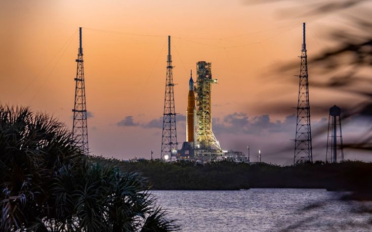صاروخ SLS على منصة الإطلاق في مركز كينيدي للفضاء