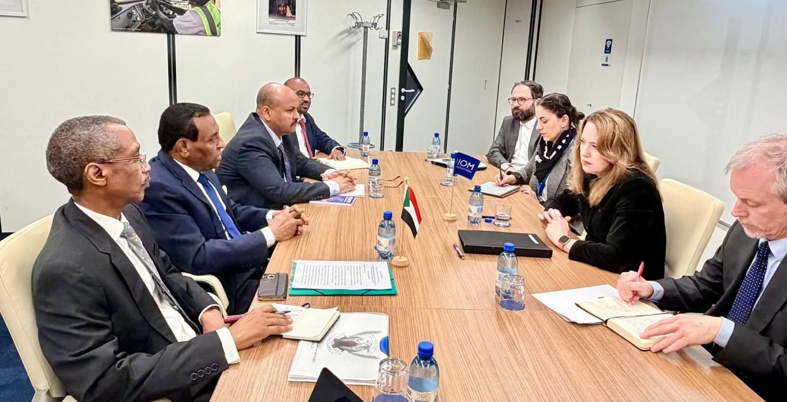 حث رئيس الوزراء البروفيسور كامل إدريس مع المديرة العامة للمنظمة الدولية للهجرة سبل دعم النازحين