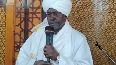 والي الخرطوم يصلي بمسجد القوات المسلحة بعد إعادة تأهيله