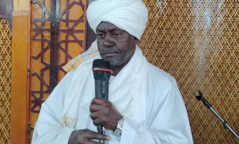 والي الخرطوم يصلي بمسجد القوات المسلحة بعد إعادة تأهيله