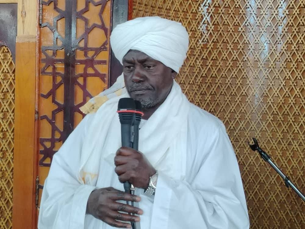 والي الخرطوم يصلي بمسجد القوات المسلحة بعد إعادة تأهيله