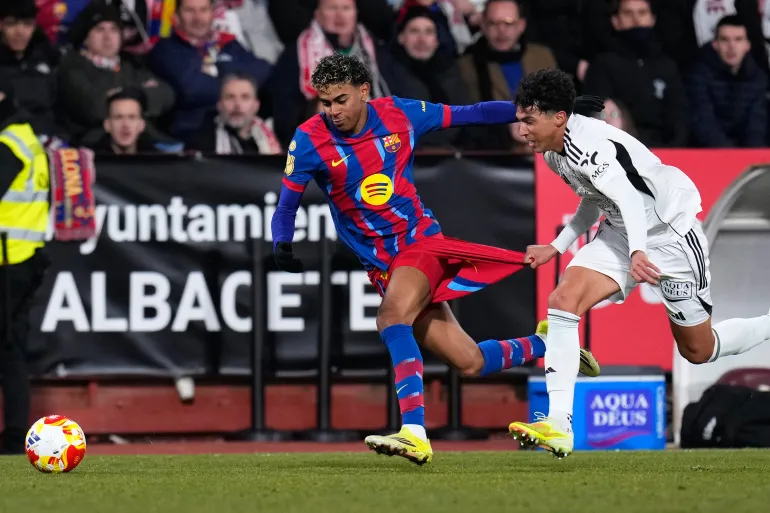 لم يجد لاعب ألباسيتي طريقة لإيقاف لامين جمال نجم برشلونة سوى مسكه بهذه الطريقة