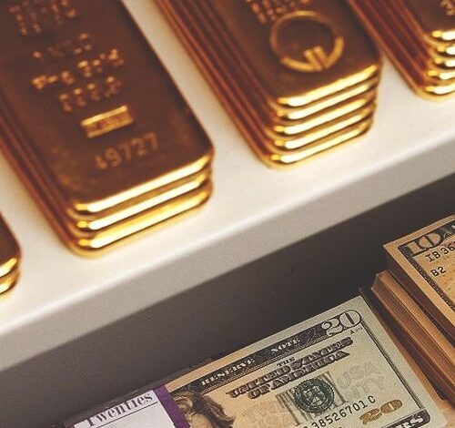 سعر الذهب ينخفض 2% مع ارتفاع الدولار وضعف السيولة