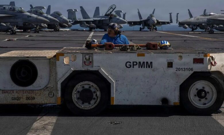 مقاتلات أميركية على متن حاملة الطائرات "إبراهام لينكولن"