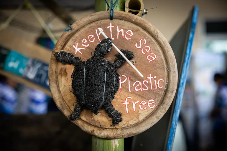 لافتة في إحدى الفعاليات كتب عليها "حافظوا على البحر خاليا من البلاستيك"(غيتي)