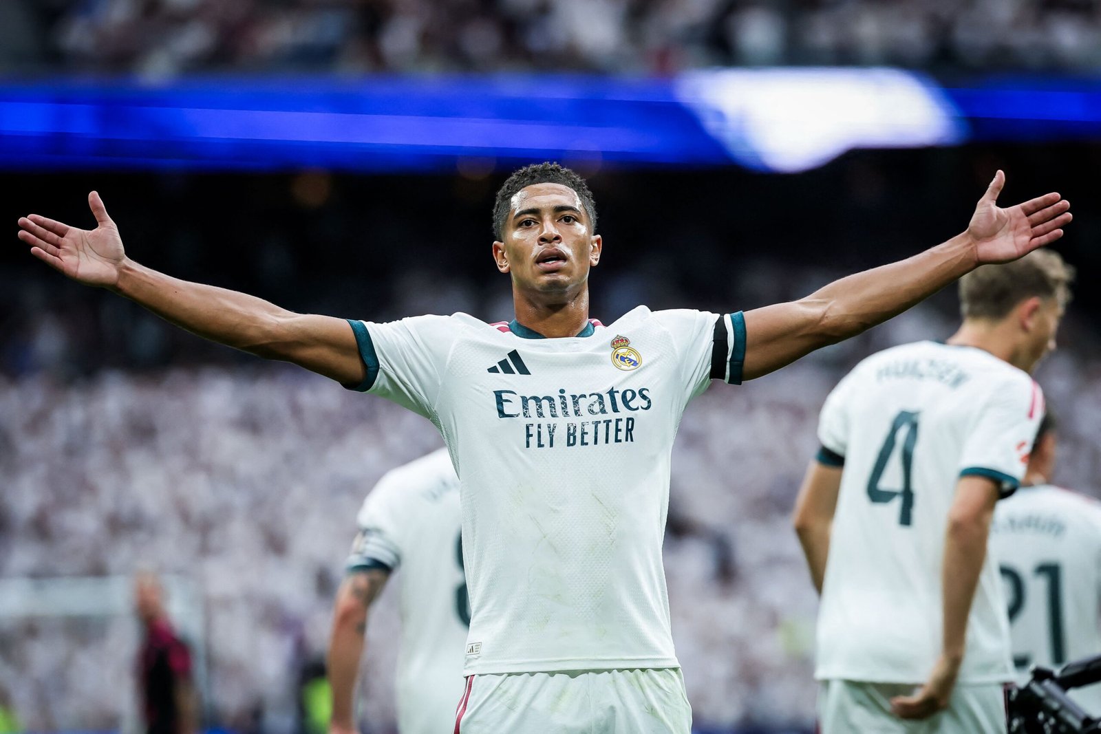 ريال مدريد يهزم ملقا برباعية ويتصدر الدوري الإسباني