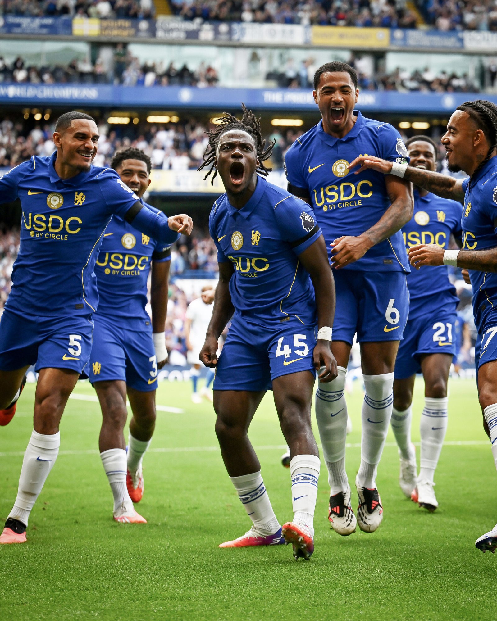 بيدرو يقود تشيلسي لعبور برايتون في أول ظهور لمارتينيز