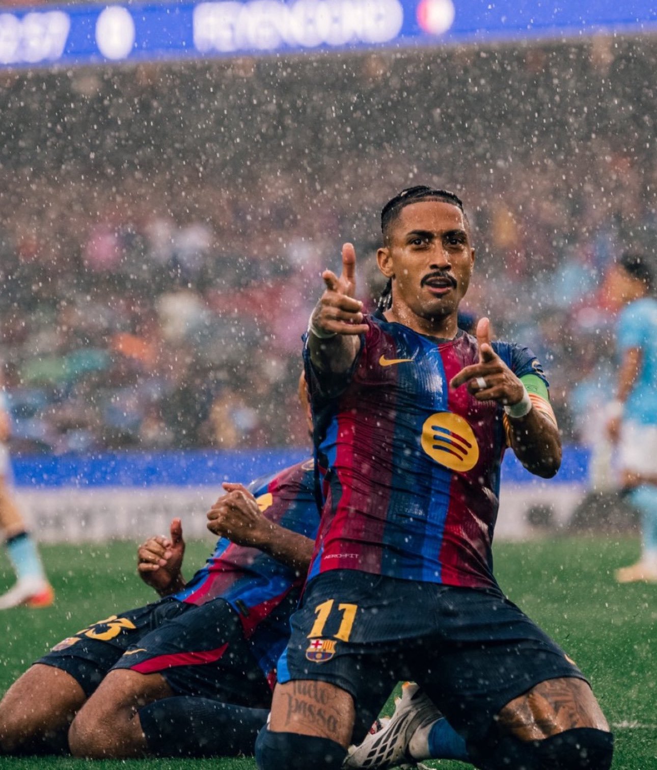 رافينيا المذهل يقود برشلونة