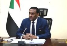 ​مرتبات المعلمين.. مأساة تتجدد وتجاهل حكومي يتمدد..!! ​أجور المعلمين عجزت تماماً عن مواكبة أبسط متطلبات المعيشة ​الزيادات المقترحة رغم ضخامتها الظاهرية تقف قاصرة أمام غلاء الأسعار ​هل تفي وزارة المالية بالتزاماتها تجاه جداول الأجور الجديدة؟ ​عجز المعلمون عن توفير الغذاء الأساسي أصبح مأساة يومية ​تآكل القوة الشرائية للأجور أفقر قبيلة المعلمين القدرة على العيش ​معلم: رسالة التربية والتعليم تصطدم بمرارة الاحتياجات المعيشية الصعبة ​معلمة: ضغوط الحياة المتواصلة تثقل كاهل الأسر التربوية بلا رحمة ​هل تفرض الجهات العليا آليات صارمة لإلزام المالية بالصرف؟ ​تقرير: رمضان محجوب ​في أعقاب القرار الذي أصدره رئيس الوزراء بروفيسور كامل إدريس القاضي بإجراء معالجات فورية لصفوف الأجور، يقف المعلمون بين أمل الزيادات المرتقبة ومرارة الواقع المعيشي الذي عصف بقوت أسرهم اليومي. فرغم الأرقام الجديدة المعلنة، تظل الهوة شاسعة أمام لهيب الأسعار وغلاء المعيشة الفاحش بعد سنوات الحرب العجاف. وهنا يبرز التساؤل المصيري حول مدى استجابة وزارة المالية وانصياعها لتنفيذ التوجيهات الرسمية على أرض الواقع، أم أن حبل المماطلة سيبقى ممدوداً ليدفع قطاع التعليم بأسره نحو شلل تام ومنعطف خطير ينذر بتصعيد لا مفر منه لإنقاذ ما يمكن إنقاذه. ​▪️ قرار رئيس الوزراء ​يأتي صدى الأزمة الراهنة في قطاع التعليم على وقع توجيهات وقرارات صادرة عن رئيس مجلس الوزراء بروفيسور كامل إدريس تقضي بالإسراع في معالجة وصرف المستحقات المالية وإزالة المفارقات الوظيفية للمعلمين. غير أن المتابع للمشهد يلحظ بوضوح فجوة عميقة بين النصوص السيادية المكتوبة على الطاولات الرسمية وبين بطء الإجراءات التنفيذية على الأرض، الأمر الذي يبقى القرارات معلقة في مهب التجاذبات الإدارية والمالية، وبيروقراطية الحكومة السلحفائية، مما أفقد المعلمين جزءاً كبيراً من ثقتهم في المواعيد الحكومية المتكررة. ​▪️ واقع المعلمين المتردي ​يعيش المعلم السوداني اليوم واقعاً إنسانيا ومعيشياً بالغ التعقيد، حيث تتصادم المسؤولية التربوية العظيمة الملقاة على عاتقه مع قسوة الاحتياجات اليومية الأساسية. ولا يقتصر هذا الواقع المأساوي على تراجع المظهر الوظيفي، بل امتد ليمس استقرار الأسر وقدرتها على توفير الغذاء والدواء، محولاً رحلة التعليم اليومية من رسالة مقدسة إلى صراع دائم من أجل البقاء في ظل ظروف محيطة خانقة. ​▪️ المرتبات قبل التعديل ​عند فحص جدول الهيكل الراتبي قبل التعديل، تتكشف بجلاء قسوة الأرقام الأساسية التي تتدرج تصاعدياً من مدخل الخدمة للمعلم حسب الهيكل الراتبي لديوان شؤون الخدمة (الدرجة التاسعة) عند 73,000 جنيه، مروراً بالدرجة الثامنة (80,000 جنيه) والسابعة (95,000 جنيه) والسادسة (96,000 جنيه)، وصولاً إلى قمة السلم الوظيفي في الدرجة الأولى عند 221,000 جنيه. وهذه القيمة الراتبية الجامدة أثبتت عجزها التام عن مواكبة أبسط متطلبات المعيشة، إذ تتحطم أمامها قدرة المعلم على تلبية احتياجات أسرته، مما جعل هذه الأجور مجرد أرقام ورقية تتبخر في الأيام الأولى من الشهر. ​▪️ الزيادات ومقترحات التعديل ​​في المقابل، تطرح مقترحات الزيادة الأخيرة وهياكل تعديل الأجور وتخفيف المفارقات أرقاماً جديدة تتوزع تفاصيلها بوضوح على الدرجات الوظيفية؛ حيث يصل إجمالي المرتب المقترح للدرجة الأولى إلى 501,000 جنيه (عبر زيادة بنحو 280,000 جنيه على الأساسي السابق)، والدرجة الثانية إلى 452,000 جنيه، والدرجة الثالثة إلى 430,000 جنيه (بزيادة 275,000 جنيه)، والدرجة الرابعة إلى 401,000 جنيه، بينما يرتفع مرتب الدرجة الخامسة إلى 363,000 جنيه، والدرجة السابعة إلى 355,000 جنيه، والدرجة الثامنة إلى 335,000 جنيه، وصولاً إلى مدخل الخدمة في الدرجة التاسعة ليبلغ إجمالي المرتب المقترح 323,000 جنيه بزيادة تقدّر بنحو 250,000 جنيه. ورغم هذه الأرقام التي تبدو ظاهرياً تصاعدية، إلا أن المدقق والمراقب يرى أنها تظل محاصرة بفجوة هائلة وعاجزة عن مجاراة تكلفة المعيشة الفعلية التي تتخطى ملايين الجنيهات، لتصطدم دائماً بتعنت وزارة المالية ومماطلتها في الإنفاذ الفعلي. ​▪️ تداعيات ما بعد الحرب ​ضاعفت سنوات الحرب وتداعياتها الاقتصادية القاسية من تعقيد المشهد، إذ امتدت المتأخرات والرواتب المحتجزة في بعض الولايات والقطاعات لأشهر طويلة وصلت إلى 14 شهراً. ووجد المعلمون أنفسهم محاصرين بين نيران النزوح والتشرد وغلاء المعيشة الفاحش وتوقف انتظام الصرف، مما أدى إلى هجرة واسعة للكوادر التعليمية نحو مهن بديلة بحثاً عن لقمة العيش، وتسبب في شبه شلل تام بالبنية التحتية والمؤسسية للتعليم الحكومي. ​▪️ أزمة سداد الالتزامات ​في حديثه لـ "العودة"، يقول المعلم عثمان أحمد (الدرجة الخامسة) إن حساب الراتب لديه لا تبدأ قصته أبداً بيوم استلامه، بل تبدأ دائماً بالسؤال المؤلم عما يمكن تأجيله من التزامات أساسية حتى نهاية الشهر. وأوضح أن الأجور الحالية متآكلة تماماً وعجزة تماماً عن مجاراة الارتفاع الجنوني للأسعار والمواصلات ومتطلبات الأبناء، مما يجعل المعلم يعيش تحت ضغط نفسي ومالي مستمر لا ينقطع. وأضاف بحرقة أن عجزه عن تلبية أبسط احتياجات أسرته بات يشكل عبئاً ثقيلاً يهدد استقرار حياته اليومية، مؤكداً أن الاستمرار في هذه الظروف القاسية أصبح خياراً شبه مستحيل لمن يدير عجلة التعليم. ​▪️ تقادم سنين الخدمة ​بينما يشير المعلم المتقاعد عبد الله الماحي في إفادته لـ "العودة" إلى أنه بعد أربعة عقود قضاها معلماً ومربياً للأجيال في المدارس الحكومية، يصل اليوم إلى الدرجات العليا دون أن يجد لجهده تقديراً مادياً يحفظ كرامته الإنسانية والمهنية. وأكد أن راتبه الحالي لا يكفي سوى لأيام معدودات من الشهر، بينما تظل الوعود الحكومية المتكررة بتحسين الأوضاع حبراً على ورق بلا أي أثر واقعي على الأرض. وبيّن أن هذا التجاهل المستمر لتاريخ المعلمين وخبراتهم الطويلة يعكس فهماً خاطئاً لقيمة رسالتهم، مشدداً على أن الواقع المعيشي المتردي بات يدفع الكفاءات التربوية المخضرمة نحو الانهيار الوظيفي والتهميش المعيشي. ​▪️ تردي بيئة المدارس ​في المقابل، يؤكد المعلم محمد الأمين في حديثه لـ "العودة" أن الأمر لم يعد مقصوراً على ضعف الرواتب الفلكي فحسب، بل تمتد المأساة لتشمل بيئة المدارس والمكاتب المفتقرة تماماً لأبسط مقومات التهيئة والتشغيل والراحة. وأوضح أن الفصول الخاوية وغياب الوسائل التعليمية الأساسية خلقا مناخاً طارداً، وهو واقع مرير دفع الكثير من الزملاء الكفؤين إلى ترك المهنة نهائياً والبحث عن أعمال هامشية أخرى لإعالة أسرهم بعد أن ضاقت بهم سبل العيش. ولفت إلى أن انهيار البنية التحتية للمؤسسات التعليمية يمثل طعنة نجلاء في قلب مستقبل التعليم الحكومي الذي كان يوماً فخراً لكل أبناء الوطن المخلصين. ​▪️ تراكم المتأخرات المالية ​وتلفت المعلمة طاهرة إبراهيم خلال حديثها لـ "العودة" إلى أن المعلمين ينتظرون منذ أشهر طويلة تنفيذ قرارات إزالة المفارقات وصرف بدل السكن واستحقاقاتهم المالية المتراكمة دون جدوى تُذكر. وأشارت إلى أن الجهات الرسمية ما زالت تصرف المرتبات وفق التعريفة القديمة المتدنية وتتجاهل تماماً منشورات ديوان شؤون الخدمة واللوائح المعتمدة، الأمر الذي جعل المعلمين على حافة العجز التام عن سداد إيجارات المنازل وفواتير العلاج. وأضافت بحسرة أن استمرار مماطلة وزارة المالية السابقة في صرف الحقوق المكتسبة يعكس استخفافاً غير مبرر بمعاناة شريحة واسعة تحمل على عاتقها أمانة بناء عقول الأجيال القادمة في أشد الظروف. ​▪️ انهيار الاستقرار التعليمي ​بدوره، حذر المعلم النور الفاتح في حديثه لـ "العودة" من أن استمرار هذه الأزمة الاقتصادية الخانقة وتجاهل المطالب العادلة للمعلمين يهددان بتفريغ المدارس كلياً من الكوادر المؤهلة وإصابة العام الدراسي بشلل تام. وأوضح أن المعلمين يحرصون أشد الحرص على أداء رسالتهم النبيلة والحفاظ على مستقبل الطلاب، لكن الأوضاع المعيشية القاسية وتآكل القوة الشرائية للرواتب باتت تضعهم أمام قسوة الخيارات الحتمية للعيش الكريم. واختتم بالتأكيد على أن لجوء النقابات للخطوات التصعيدية السلمية لم يأتِ من فراغ، بل هو صرخة استغاثة أخيرة لإنقاذ ما يمكن إنقاذه من منظومة التعليم برمتها قبل فوات الأوان. ​ ​▪️ مدى التزام وزارة المالية ​يبقى السؤال المحوري معلقاً حول قدرة هذه الزيادات على الوفاء بالغرض ومدى التزام وزارة المالية بتنفيذ قرارات مجلس الوزراء؛ فالتجارب السابقة تؤكد تفنن الوزارة في اختلاق المبررات المالية وتجميد المنشورات تحت ذريعة شح الموارد. إن الهوة بين تكلفة المعيشة الفعلية للأسرة وبين ما يُصرف فعلياً تؤكد أن وزارة المالية إن لم تُجبر على إنفاذ الجداول الجديدة بآليات شفافة وصارمة، فإن العام الدراسي ومستقبل الأجيال سيظلان رهينة لحلقة مفرغة من الوعود المؤجلة والاحتجاجات المحتومة.