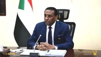 ​مرتبات المعلمين.. مأساة تتجدد وتجاهل حكومي يتمدد..!! ​أجور المعلمين عجزت تماماً عن مواكبة أبسط متطلبات المعيشة ​الزيادات المقترحة رغم ضخامتها الظاهرية تقف قاصرة أمام غلاء الأسعار ​هل تفي وزارة المالية بالتزاماتها تجاه جداول الأجور الجديدة؟ ​عجز المعلمون عن توفير الغذاء الأساسي أصبح مأساة يومية ​تآكل القوة الشرائية للأجور أفقر قبيلة المعلمين القدرة على العيش ​معلم: رسالة التربية والتعليم تصطدم بمرارة الاحتياجات المعيشية الصعبة ​معلمة: ضغوط الحياة المتواصلة تثقل كاهل الأسر التربوية بلا رحمة ​هل تفرض الجهات العليا آليات صارمة لإلزام المالية بالصرف؟ ​تقرير: رمضان محجوب ​في أعقاب القرار الذي أصدره رئيس الوزراء بروفيسور كامل إدريس القاضي بإجراء معالجات فورية لصفوف الأجور، يقف المعلمون بين أمل الزيادات المرتقبة ومرارة الواقع المعيشي الذي عصف بقوت أسرهم اليومي. فرغم الأرقام الجديدة المعلنة، تظل الهوة شاسعة أمام لهيب الأسعار وغلاء المعيشة الفاحش بعد سنوات الحرب العجاف. وهنا يبرز التساؤل المصيري حول مدى استجابة وزارة المالية وانصياعها لتنفيذ التوجيهات الرسمية على أرض الواقع، أم أن حبل المماطلة سيبقى ممدوداً ليدفع قطاع التعليم بأسره نحو شلل تام ومنعطف خطير ينذر بتصعيد لا مفر منه لإنقاذ ما يمكن إنقاذه. ​▪️ قرار رئيس الوزراء ​يأتي صدى الأزمة الراهنة في قطاع التعليم على وقع توجيهات وقرارات صادرة عن رئيس مجلس الوزراء بروفيسور كامل إدريس تقضي بالإسراع في معالجة وصرف المستحقات المالية وإزالة المفارقات الوظيفية للمعلمين. غير أن المتابع للمشهد يلحظ بوضوح فجوة عميقة بين النصوص السيادية المكتوبة على الطاولات الرسمية وبين بطء الإجراءات التنفيذية على الأرض، الأمر الذي يبقى القرارات معلقة في مهب التجاذبات الإدارية والمالية، وبيروقراطية الحكومة السلحفائية، مما أفقد المعلمين جزءاً كبيراً من ثقتهم في المواعيد الحكومية المتكررة. ​▪️ واقع المعلمين المتردي ​يعيش المعلم السوداني اليوم واقعاً إنسانيا ومعيشياً بالغ التعقيد، حيث تتصادم المسؤولية التربوية العظيمة الملقاة على عاتقه مع قسوة الاحتياجات اليومية الأساسية. ولا يقتصر هذا الواقع المأساوي على تراجع المظهر الوظيفي، بل امتد ليمس استقرار الأسر وقدرتها على توفير الغذاء والدواء، محولاً رحلة التعليم اليومية من رسالة مقدسة إلى صراع دائم من أجل البقاء في ظل ظروف محيطة خانقة. ​▪️ المرتبات قبل التعديل ​عند فحص جدول الهيكل الراتبي قبل التعديل، تتكشف بجلاء قسوة الأرقام الأساسية التي تتدرج تصاعدياً من مدخل الخدمة للمعلم حسب الهيكل الراتبي لديوان شؤون الخدمة (الدرجة التاسعة) عند 73,000 جنيه، مروراً بالدرجة الثامنة (80,000 جنيه) والسابعة (95,000 جنيه) والسادسة (96,000 جنيه)، وصولاً إلى قمة السلم الوظيفي في الدرجة الأولى عند 221,000 جنيه. وهذه القيمة الراتبية الجامدة أثبتت عجزها التام عن مواكبة أبسط متطلبات المعيشة، إذ تتحطم أمامها قدرة المعلم على تلبية احتياجات أسرته، مما جعل هذه الأجور مجرد أرقام ورقية تتبخر في الأيام الأولى من الشهر. ​▪️ الزيادات ومقترحات التعديل ​​في المقابل، تطرح مقترحات الزيادة الأخيرة وهياكل تعديل الأجور وتخفيف المفارقات أرقاماً جديدة تتوزع تفاصيلها بوضوح على الدرجات الوظيفية؛ حيث يصل إجمالي المرتب المقترح للدرجة الأولى إلى 501,000 جنيه (عبر زيادة بنحو 280,000 جنيه على الأساسي السابق)، والدرجة الثانية إلى 452,000 جنيه، والدرجة الثالثة إلى 430,000 جنيه (بزيادة 275,000 جنيه)، والدرجة الرابعة إلى 401,000 جنيه، بينما يرتفع مرتب الدرجة الخامسة إلى 363,000 جنيه، والدرجة السابعة إلى 355,000 جنيه، والدرجة الثامنة إلى 335,000 جنيه، وصولاً إلى مدخل الخدمة في الدرجة التاسعة ليبلغ إجمالي المرتب المقترح 323,000 جنيه بزيادة تقدّر بنحو 250,000 جنيه. ورغم هذه الأرقام التي تبدو ظاهرياً تصاعدية، إلا أن المدقق والمراقب يرى أنها تظل محاصرة بفجوة هائلة وعاجزة عن مجاراة تكلفة المعيشة الفعلية التي تتخطى ملايين الجنيهات، لتصطدم دائماً بتعنت وزارة المالية ومماطلتها في الإنفاذ الفعلي. ​▪️ تداعيات ما بعد الحرب ​ضاعفت سنوات الحرب وتداعياتها الاقتصادية القاسية من تعقيد المشهد، إذ امتدت المتأخرات والرواتب المحتجزة في بعض الولايات والقطاعات لأشهر طويلة وصلت إلى 14 شهراً. ووجد المعلمون أنفسهم محاصرين بين نيران النزوح والتشرد وغلاء المعيشة الفاحش وتوقف انتظام الصرف، مما أدى إلى هجرة واسعة للكوادر التعليمية نحو مهن بديلة بحثاً عن لقمة العيش، وتسبب في شبه شلل تام بالبنية التحتية والمؤسسية للتعليم الحكومي. ​▪️ أزمة سداد الالتزامات ​في حديثه لـ "العودة"، يقول المعلم عثمان أحمد (الدرجة الخامسة) إن حساب الراتب لديه لا تبدأ قصته أبداً بيوم استلامه، بل تبدأ دائماً بالسؤال المؤلم عما يمكن تأجيله من التزامات أساسية حتى نهاية الشهر. وأوضح أن الأجور الحالية متآكلة تماماً وعجزة تماماً عن مجاراة الارتفاع الجنوني للأسعار والمواصلات ومتطلبات الأبناء، مما يجعل المعلم يعيش تحت ضغط نفسي ومالي مستمر لا ينقطع. وأضاف بحرقة أن عجزه عن تلبية أبسط احتياجات أسرته بات يشكل عبئاً ثقيلاً يهدد استقرار حياته اليومية، مؤكداً أن الاستمرار في هذه الظروف القاسية أصبح خياراً شبه مستحيل لمن يدير عجلة التعليم. ​▪️ تقادم سنين الخدمة ​بينما يشير المعلم المتقاعد عبد الله الماحي في إفادته لـ "العودة" إلى أنه بعد أربعة عقود قضاها معلماً ومربياً للأجيال في المدارس الحكومية، يصل اليوم إلى الدرجات العليا دون أن يجد لجهده تقديراً مادياً يحفظ كرامته الإنسانية والمهنية. وأكد أن راتبه الحالي لا يكفي سوى لأيام معدودات من الشهر، بينما تظل الوعود الحكومية المتكررة بتحسين الأوضاع حبراً على ورق بلا أي أثر واقعي على الأرض. وبيّن أن هذا التجاهل المستمر لتاريخ المعلمين وخبراتهم الطويلة يعكس فهماً خاطئاً لقيمة رسالتهم، مشدداً على أن الواقع المعيشي المتردي بات يدفع الكفاءات التربوية المخضرمة نحو الانهيار الوظيفي والتهميش المعيشي. ​▪️ تردي بيئة المدارس ​في المقابل، يؤكد المعلم محمد الأمين في حديثه لـ "العودة" أن الأمر لم يعد مقصوراً على ضعف الرواتب الفلكي فحسب، بل تمتد المأساة لتشمل بيئة المدارس والمكاتب المفتقرة تماماً لأبسط مقومات التهيئة والتشغيل والراحة. وأوضح أن الفصول الخاوية وغياب الوسائل التعليمية الأساسية خلقا مناخاً طارداً، وهو واقع مرير دفع الكثير من الزملاء الكفؤين إلى ترك المهنة نهائياً والبحث عن أعمال هامشية أخرى لإعالة أسرهم بعد أن ضاقت بهم سبل العيش. ولفت إلى أن انهيار البنية التحتية للمؤسسات التعليمية يمثل طعنة نجلاء في قلب مستقبل التعليم الحكومي الذي كان يوماً فخراً لكل أبناء الوطن المخلصين. ​▪️ تراكم المتأخرات المالية ​وتلفت المعلمة طاهرة إبراهيم خلال حديثها لـ "العودة" إلى أن المعلمين ينتظرون منذ أشهر طويلة تنفيذ قرارات إزالة المفارقات وصرف بدل السكن واستحقاقاتهم المالية المتراكمة دون جدوى تُذكر. وأشارت إلى أن الجهات الرسمية ما زالت تصرف المرتبات وفق التعريفة القديمة المتدنية وتتجاهل تماماً منشورات ديوان شؤون الخدمة واللوائح المعتمدة، الأمر الذي جعل المعلمين على حافة العجز التام عن سداد إيجارات المنازل وفواتير العلاج. وأضافت بحسرة أن استمرار مماطلة وزارة المالية السابقة في صرف الحقوق المكتسبة يعكس استخفافاً غير مبرر بمعاناة شريحة واسعة تحمل على عاتقها أمانة بناء عقول الأجيال القادمة في أشد الظروف. ​▪️ انهيار الاستقرار التعليمي ​بدوره، حذر المعلم النور الفاتح في حديثه لـ "العودة" من أن استمرار هذه الأزمة الاقتصادية الخانقة وتجاهل المطالب العادلة للمعلمين يهددان بتفريغ المدارس كلياً من الكوادر المؤهلة وإصابة العام الدراسي بشلل تام. وأوضح أن المعلمين يحرصون أشد الحرص على أداء رسالتهم النبيلة والحفاظ على مستقبل الطلاب، لكن الأوضاع المعيشية القاسية وتآكل القوة الشرائية للرواتب باتت تضعهم أمام قسوة الخيارات الحتمية للعيش الكريم. واختتم بالتأكيد على أن لجوء النقابات للخطوات التصعيدية السلمية لم يأتِ من فراغ، بل هو صرخة استغاثة أخيرة لإنقاذ ما يمكن إنقاذه من منظومة التعليم برمتها قبل فوات الأوان. ​ ​▪️ مدى التزام وزارة المالية ​يبقى السؤال المحوري معلقاً حول قدرة هذه الزيادات على الوفاء بالغرض ومدى التزام وزارة المالية بتنفيذ قرارات مجلس الوزراء؛ فالتجارب السابقة تؤكد تفنن الوزارة في اختلاق المبررات المالية وتجميد المنشورات تحت ذريعة شح الموارد. إن الهوة بين تكلفة المعيشة الفعلية للأسرة وبين ما يُصرف فعلياً تؤكد أن وزارة المالية إن لم تُجبر على إنفاذ الجداول الجديدة بآليات شفافة وصارمة، فإن العام الدراسي ومستقبل الأجيال سيظلان رهينة لحلقة مفرغة من الوعود المؤجلة والاحتجاجات المحتومة.